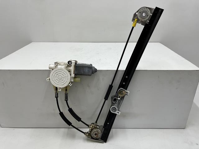 【中古】中古部品 BMW 5シリーズ DD28A 右ﾘｱﾄﾞｱﾚｷﾞｭﾚｰﾀ･ﾓｰﾀｰ 【3310070100-000123014713320】｜e-cleマート