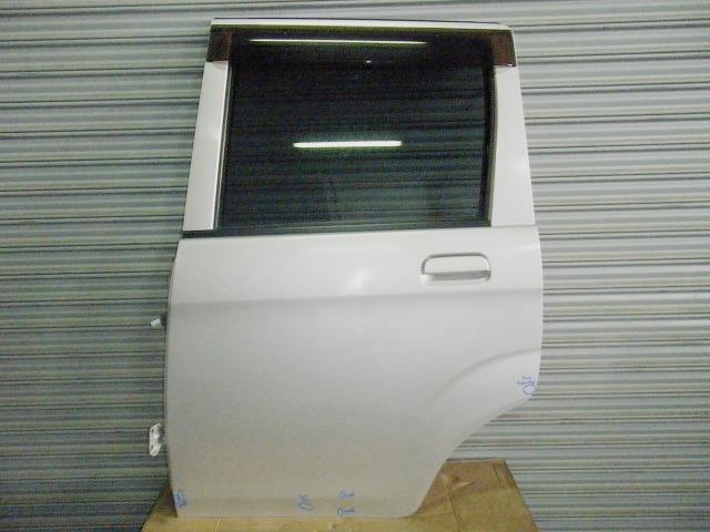 【中古】中古部品 ステラ RN1 左ﾘｱﾄﾞｱ 【3310050100-001573398913400】