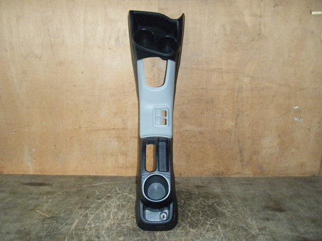 中古部品 アクア NHP10 コンソールボックス