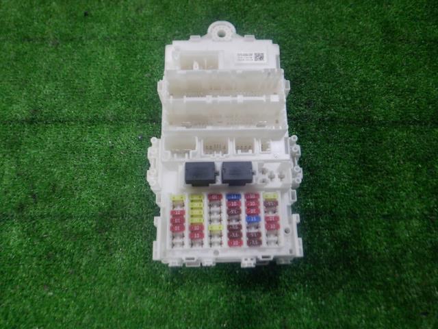 【中古】中古部品 ヴェゼル RU2 ヒューズボックス 【3330420100-230721000267800】