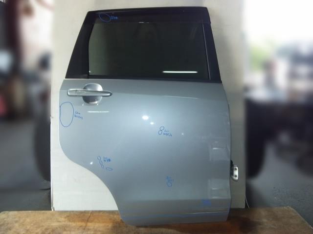 【中古】中古部品 ムーヴ LA100S 右ﾘｱﾄﾞｱ 【3310050100-220618000113300】