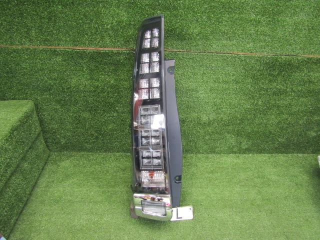 【中古】中古部品 ヴォクシー ZRR85W 左ﾃｰﾙﾗﾝﾌﾟ 【3330200100-220550000015600】