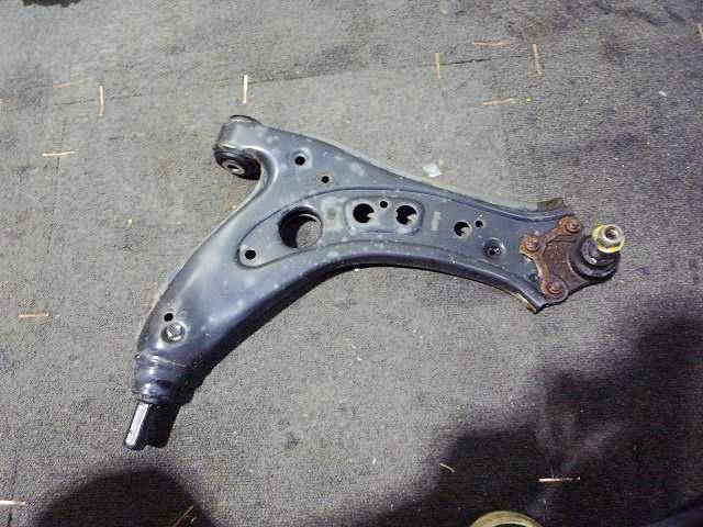 【中古】中古部品 VW ポロ 9NBBY 右ﾌﾛﾝﾄﾛｱｱｰﾑ 【3310050100-001401012551720】