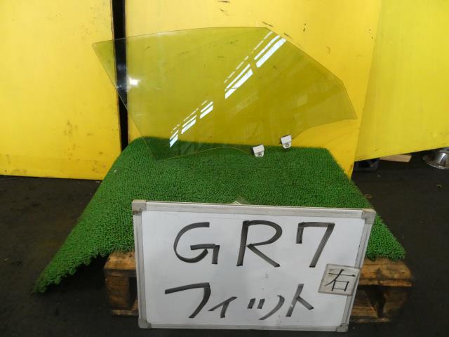 【中古】中古部品 フィット GR7 右ﾌﾛﾝﾄﾄﾞｱｶﾞﾗｽ 【3331010600-230602001313130】
