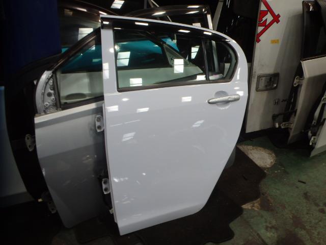 【中古】中古部品 ミライース LA300S 左ﾘｱﾄﾞｱ 【3331010800-000021364013400】
