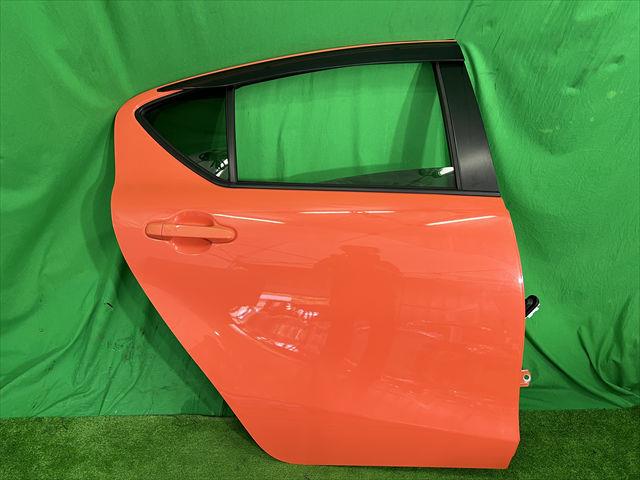 【中古】中古部品 アクア NHP10 右ﾘｱﾄﾞｱ 【3330240100-002023623413300】 9,361円