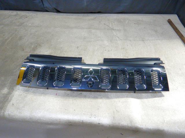 【中古】中古部品 デリカD5 CV5W ラジエータグリル 【3330810100-230913000210400】