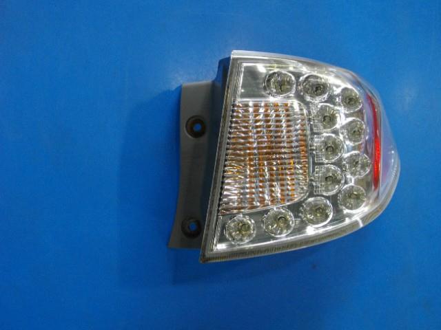 【中古】中古部品 インプレッサ GH2 右ﾃｰﾙﾗﾝﾌﾟ 【3310590000-000006705115500】