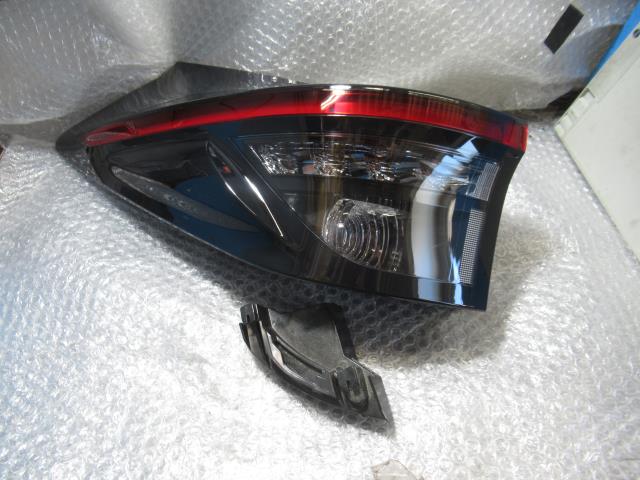 【中古】中古部品 ヤリスクロス MXPJ10 左ﾃｰﾙﾗﾝﾌﾟ 【3500220000-230921500715600】