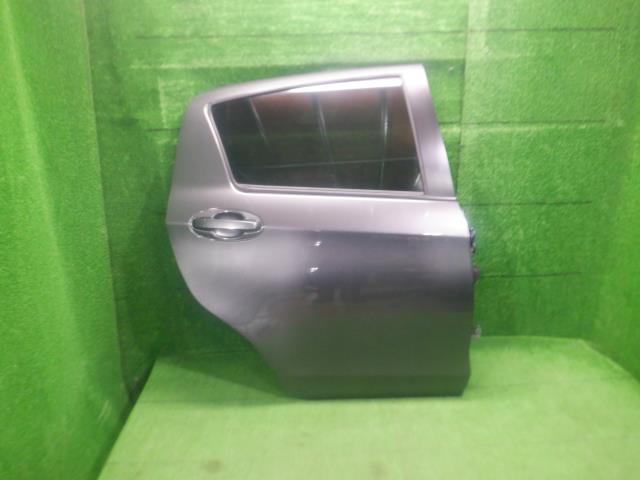 【中古】中古部品 ヴィッツ NSP135 右ﾘｱﾄﾞｱ 【3330420100-231024000213300】