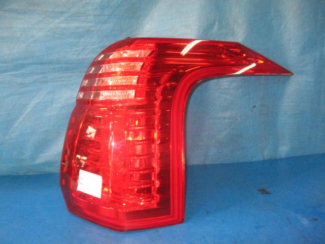【中古】中古部品 プジョー 5008 T875F02 右ﾃｰﾙﾗﾝﾌﾟ 【3310160100-000004308115500】