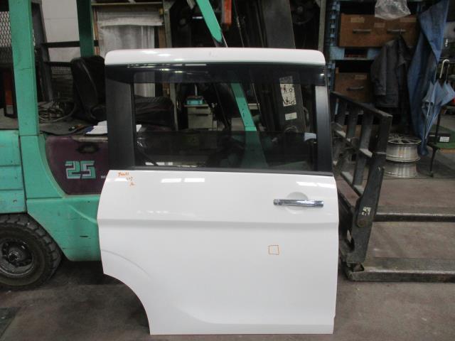 【中古】中古部品 セレナ C27 右ﾘｱﾄﾞｱ 【3310160100-000004309113300】