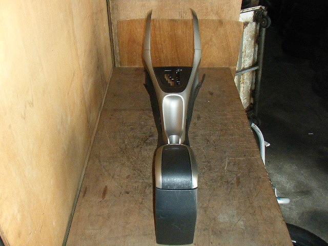 【中古】中古部品 オーリス NZE151H ｺﾝｿｰﾙﾎﾞｯｸｽ 【3310050100-001457334477100】