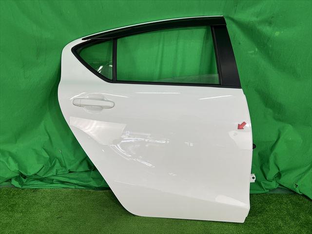 【中古】中古部品 アクア NHP10 右ﾘｱﾄﾞｱ 【3330240100-002023656513300】