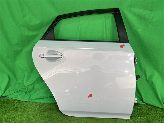 【中古】中古部品 プリウス ZVW30 右ﾘｱﾄﾞｱ 【3330240100-002023659513300】