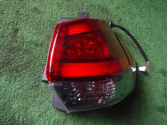 【中古】中古部品 エクストレイル NT32 右ﾃｰﾙﾗﾝﾌﾟ 【3330450100-231121000115500】