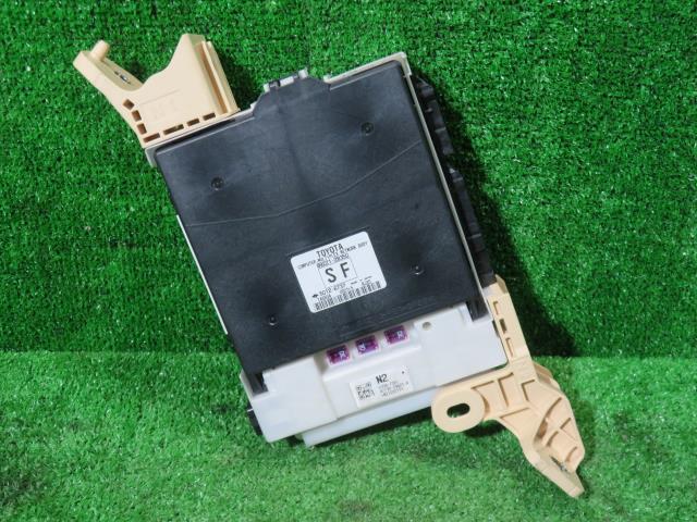 【中古】中古部品 ヴォクシー ZRR80W ﾋｭｰｽﾞﾎﾞｯｸｽ 【3330900100-000023083067800】