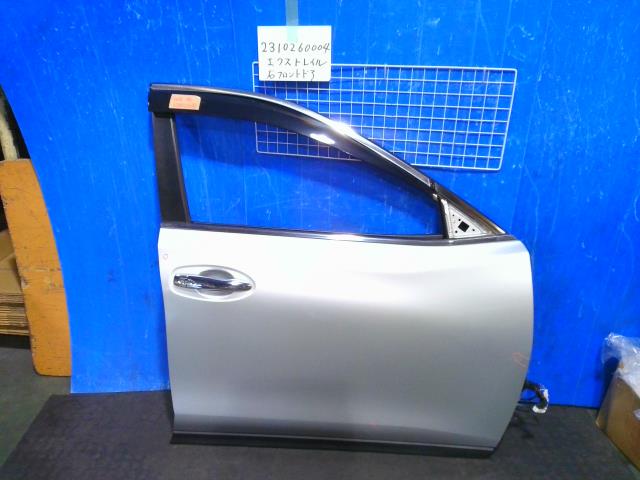 【中古】中古部品 エクストレイル T32 右ﾌﾛﾝﾄﾄﾞｱ 【3310220100-231026000413100】