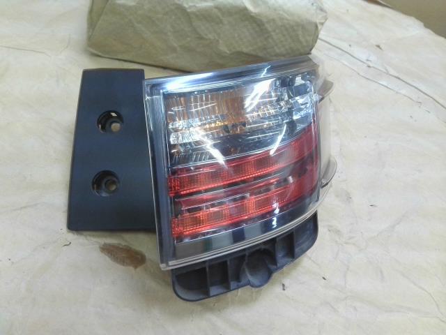 【中古】中古部品 レクサス CT ZWA10 右ﾃｰﾙﾗﾝﾌﾟ 【3310540000-000023226115500】
