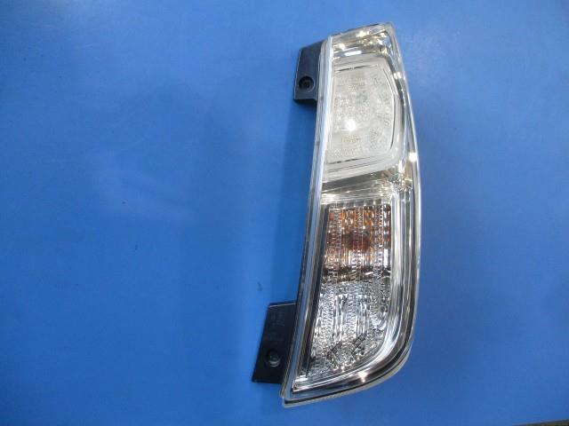 【中古】中古部品 ｅＫスペース B11A 右ﾃｰﾙﾗﾝﾌﾟ 【3310590000-000006999015500】
