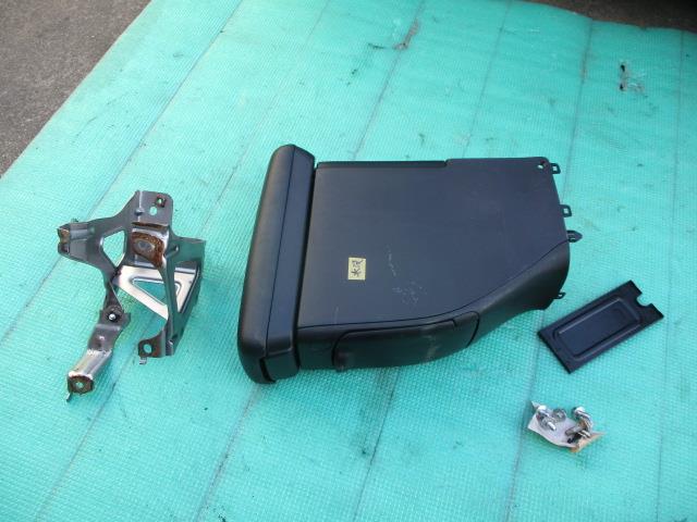 【中古】中古部品 アクア NHP10 ｺﾝｿｰﾙﾎﾞｯｸｽ 【3310190100-000233023077100】