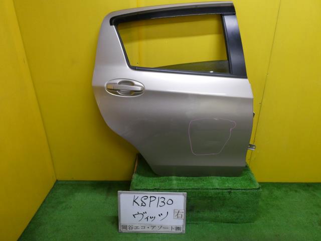 【中古】中古部品 ヴィッツ KSP130 右ﾘｱﾄﾞｱ 【3331010600-001646469113300】