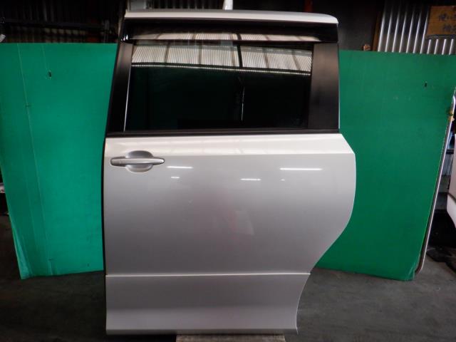 【中古】中古部品 ヴォクシー ZRR70W 左ﾘｱﾄﾞｱ 【3340140100-000023625013400】｜e-cleマート