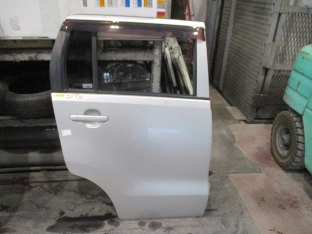 【中古】中古部品 ワゴンＲ MH23S 右ﾘｱﾄﾞｱ 【3310160100-000004279913300】