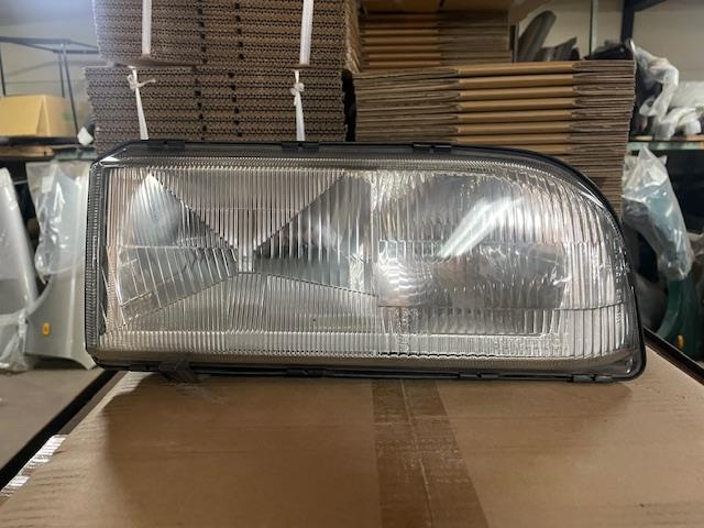 【中古】中古部品 ボルボ 850 8B5252W 右ﾍｯﾄﾞﾗﾝﾌﾟ 【3330490100-000689213810800】