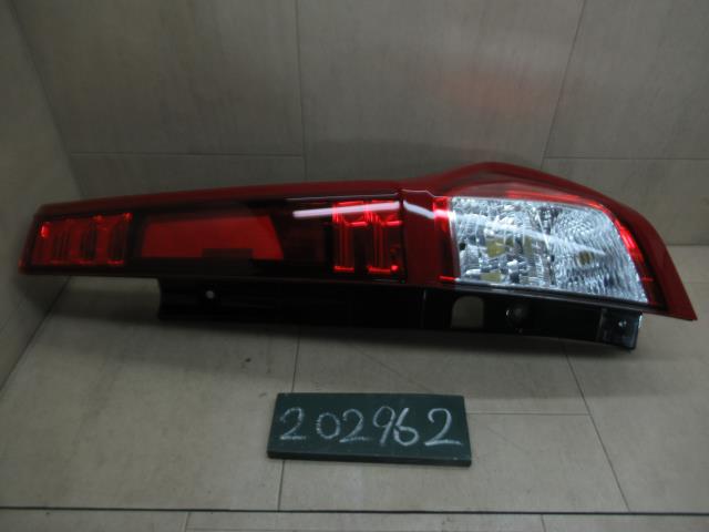 【中古】中古部品 ルーミー M900A 右ﾃｰﾙﾗﾝﾌﾟ 【3310120100-231227000115500】
