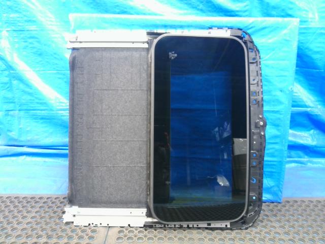 【中古】中古部品 ＣＸ－５ KE2AW ｻﾝﾙｰﾌｶﾞﾗｽ 【3310200100-000020295117300】