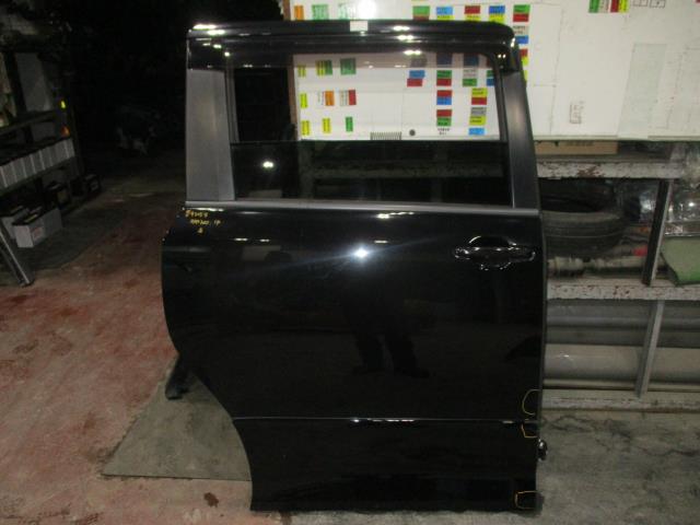 【中古】中古部品 ヴォクシー ZRR70W 右ﾘｱﾄﾞｱ 【3310160100-000004325413300】