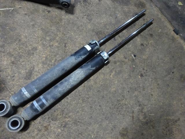 【中古】中古部品 ヴォクシー ZRR70G 右リアショックアブソーバー 【3310410000-000223127550700】