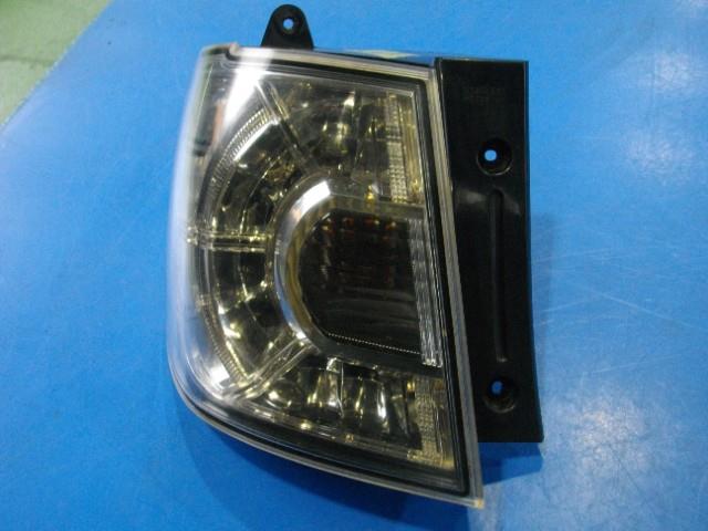 【中古】中古部品 ＭＰＶ LY3P 左ﾃｰﾙﾗﾝﾌﾟ 【3310590000-000007200315600】