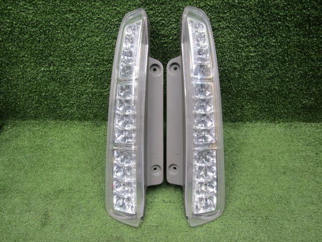 【中古】中古部品 アイシス ZGM11G 右テールランプ 【3330200100-230294000015500】|e-cleマート