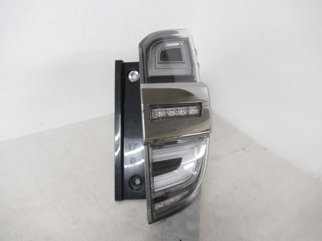 【中古】中古部品 ヴェルファイア AGH30W 右ﾃｰﾙﾗﾝﾌﾟ 【3380050000-000035385815500】