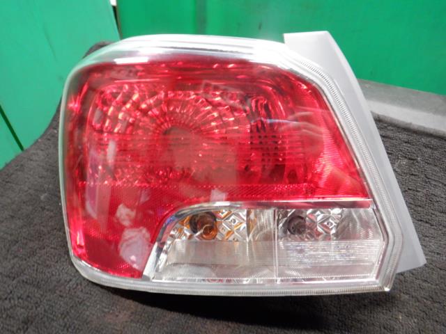 【中古】中古部品 インプレッサ GJ7 左ﾃｰﾙﾗﾝﾌﾟ 【3340140100-000024028115600】
