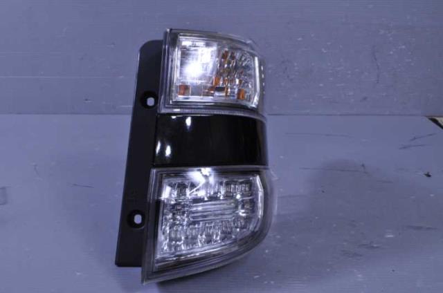 【中古】中古部品 ヴェルファイア ANH20W 右ﾃｰﾙﾗﾝﾌﾟ 【3310580000-240229000415500】