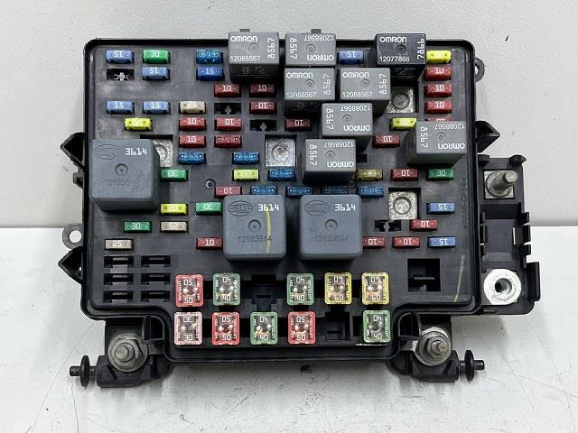 【中古】中古部品 キャデラック エスカレード GMT800 ﾋｭｰｽﾞﾎﾞｯｸｽ 【3310070100-0000Y0749167802】