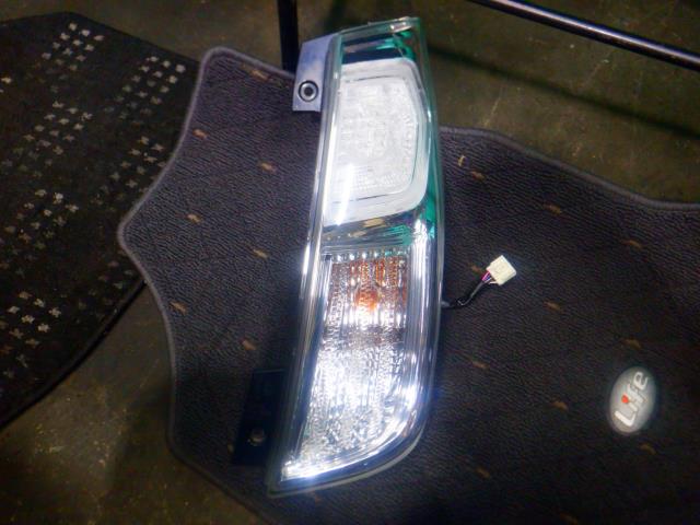 【中古】中古部品 ｅＫスペース B11A 右ﾃｰﾙﾗﾝﾌﾟ 【3340140100-000024056715500】