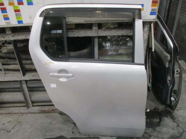 【中古】中古部品 ワゴンＲ MH34S 右ﾘｱﾄﾞｱ 【3310160100-000004338013300】