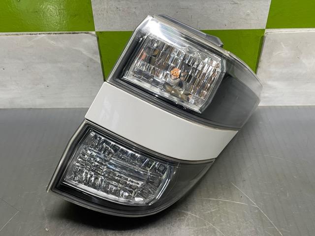 【中古】中古部品 ヴェルファイア ANH20W 右ﾃｰﾙﾗﾝﾌﾟ 【3330530100-000005220415500】