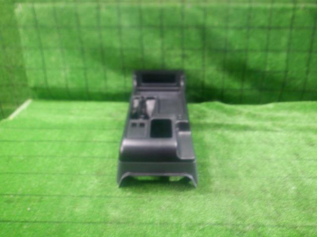 【中古】中古部品 ランドクルーザープラド KZJ95W ｺﾝｿｰﾙﾎﾞｯｸｽ 【3330420100-240308000177100】