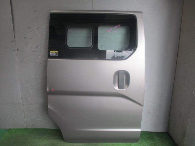 【中古】中古部品 NV200バネット VM20 右リアドア 【3330560100-240129000113300】