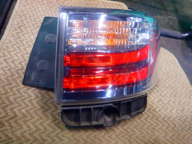 【中古】中古部品 レクサス CT ZWA10 右ﾃｰﾙﾗﾝﾌﾟ 【3340140100-000024073315500】