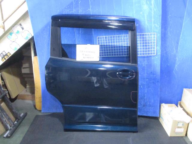 【中古】中古部品 ヴォクシー ZRR85W 右ﾘｱﾄﾞｱ 【3310220100-240222000313300】