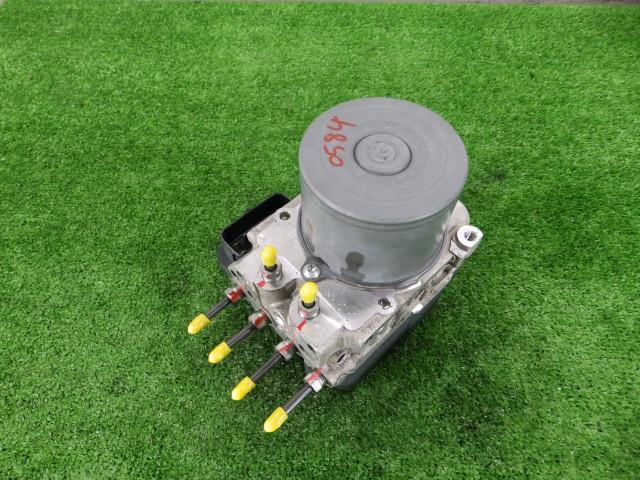 【中古】中古部品 アイシス ZGM11W ABSｱｸﾁｭｴｰﾀｰ 【3260250000-000024058442500】