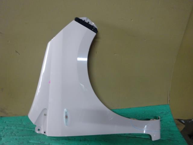 【中古】中古部品 ミライース LA300S 右ﾌﾛﾝﾄﾌｪﾝﾀﾞｰ 【3310410000-000223090210600】
