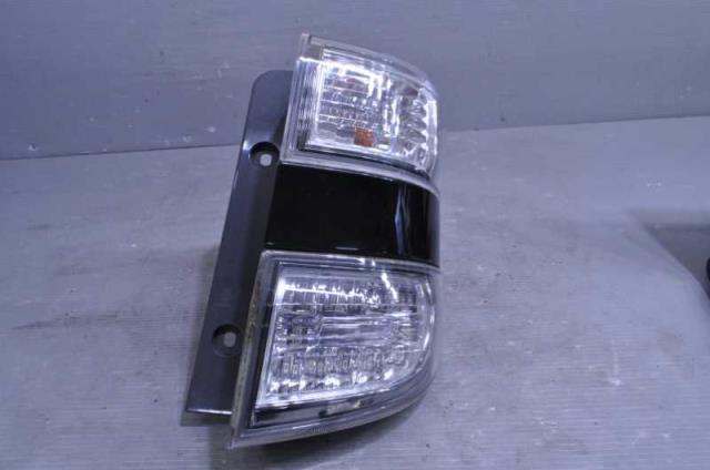 【中古】中古部品 ヴェルファイア ANH20W 右ﾃｰﾙﾗﾝﾌﾟ 【3310580000-240426000115500】 19,058円