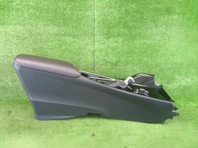【中古】中古部品 Ｃ－ＨＲ ZYX10 ｺﾝｿｰﾙﾎﾞｯｸｽ 【3330990100-240415000377100】